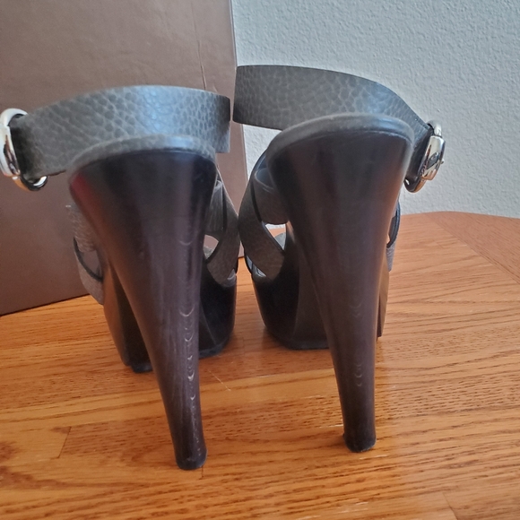 Gucci Pebbled Asphalt Grey Leather Strappy Platform Sandals Women's Shoes  8.5 - Picture 10 of 16